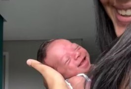 VÍDEO: Recém-nascido 'reggaeiro' sorri ouvindo Edson Gomes com mãe e cena viraliza