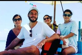 Fátima Bernardes, filhas e Túlio Gadêlha curtem praias de Alagoas durante o Carnaval