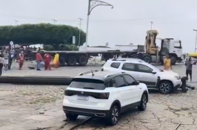 Estrutura metálica cai de caminhão e assusta moradores no Porto da Balsas