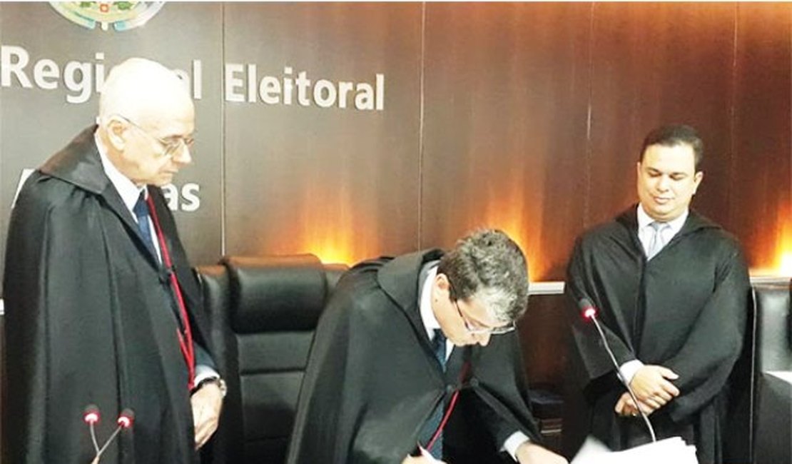 Jurista Hermann de Almeida Melo toma posse como desembargador eleitoral