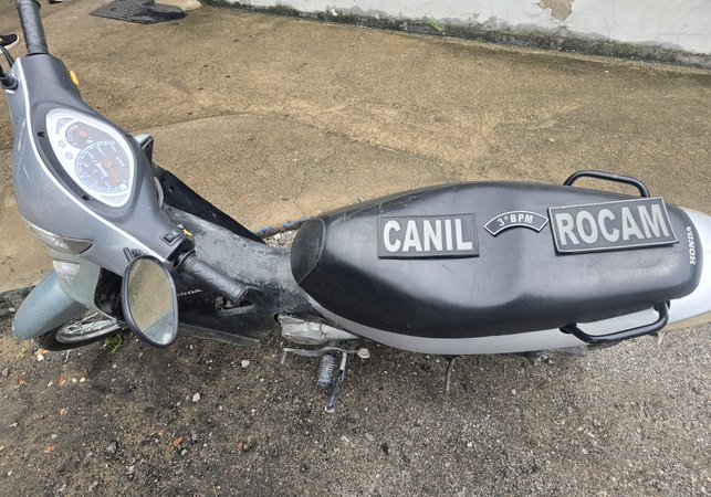 Homem é preso após ser flagrado furtando moto e diz que 'decidiu pegar' o veículo após vê-lo estacionado, em Arapiraca