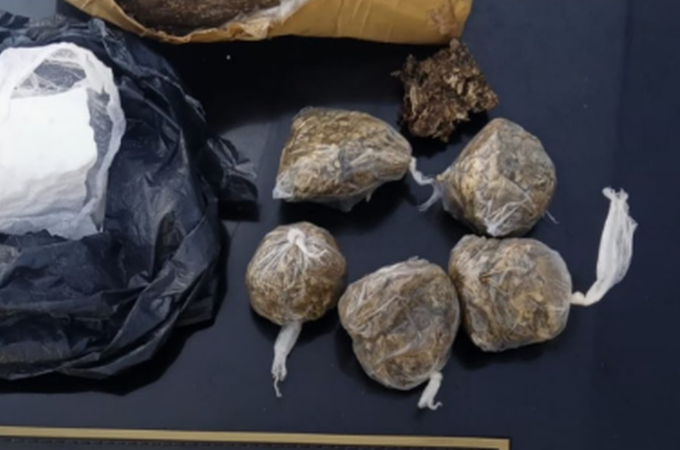 Suspeito é preso com drogas prontas para venda no Benedito Bentes, em Maceió