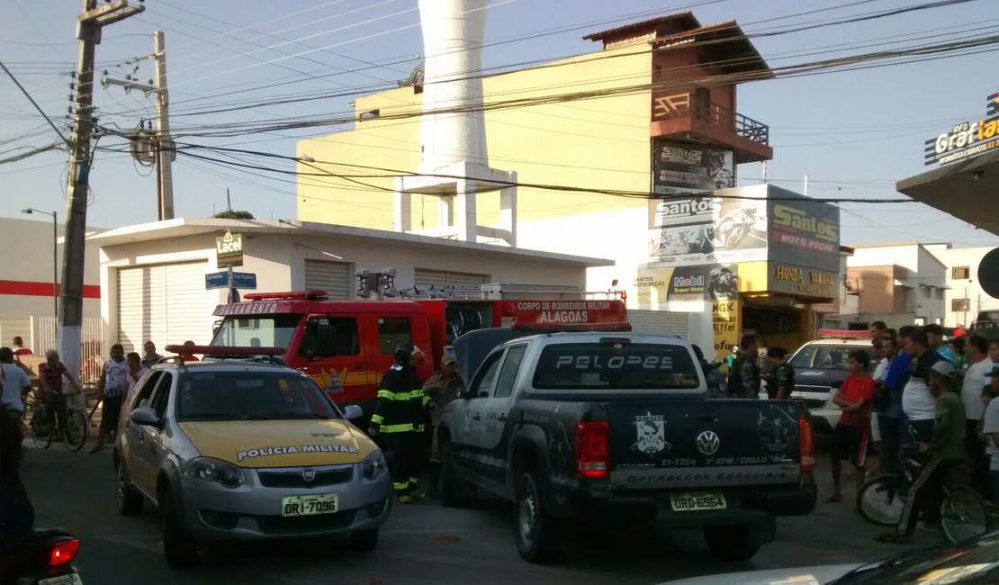 Viatura da PM pega fogo durante perseguição em Arapiraca