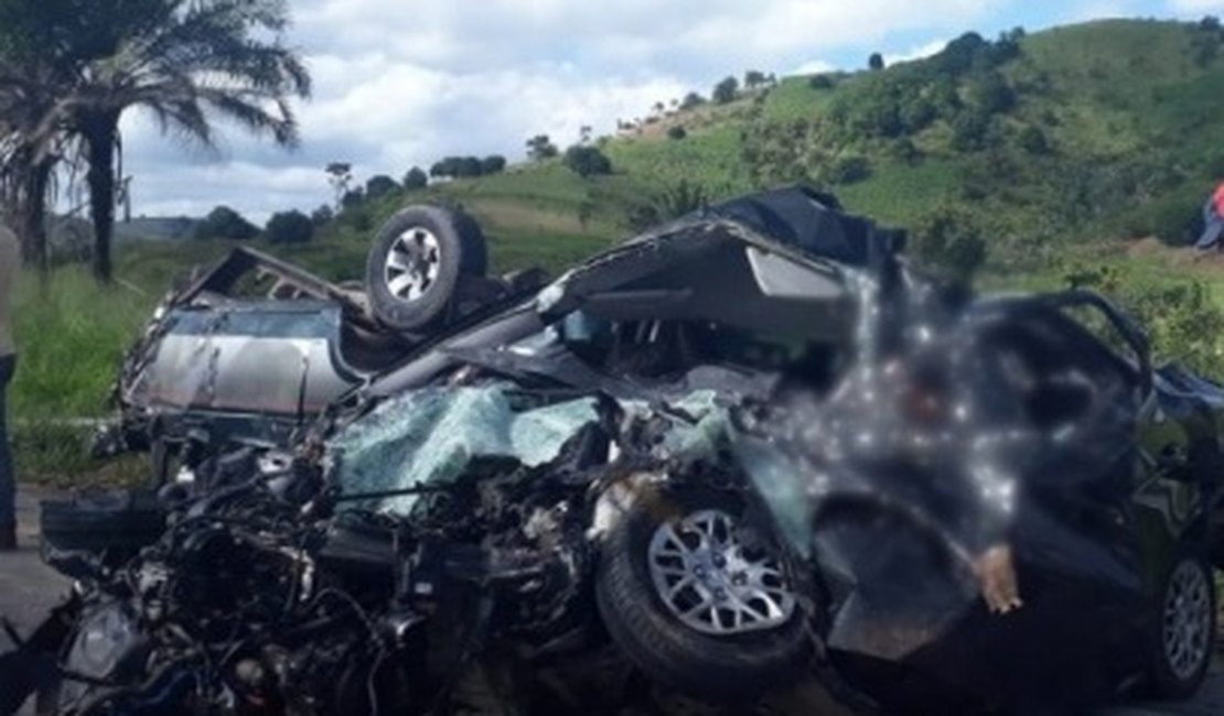 Vídeo: Colisão frontal entre dois carros deixa três pessoas mortas na BR-101, em Joaquim Gomes