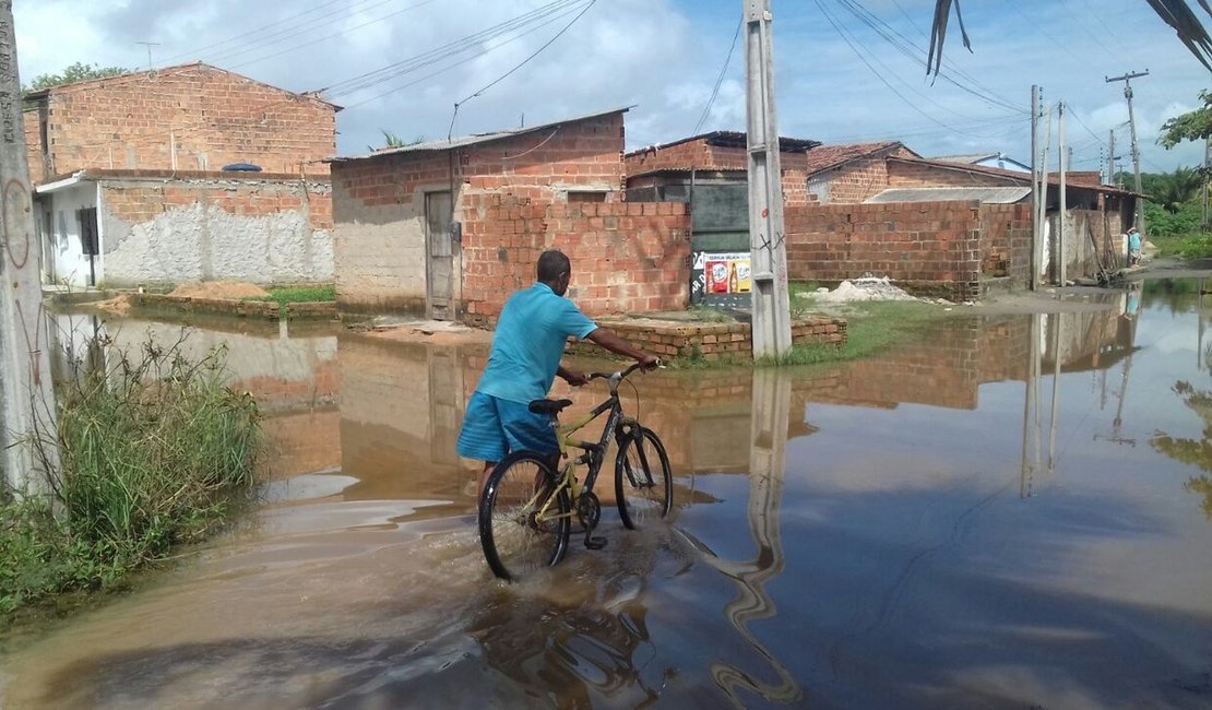 Ruas alagadas provocam preocupação na Massagueira, em Marechal Deodoro