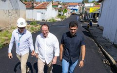 Prefeito Luciano acompanha serviços de recapeamento no bairro Cacimbas,