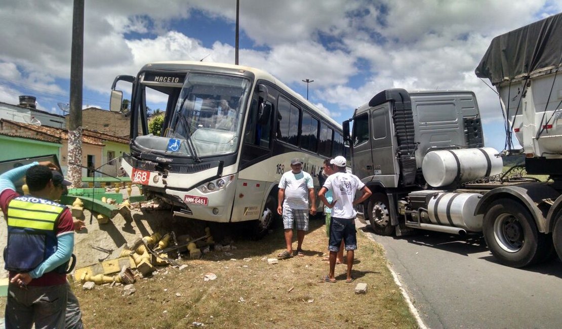 Acidente entre ônibus e carreta deixa feridos na BR-101, em São Miguel