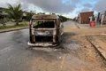 Carcaça de Kombi incendiada permanece em avenida e preocupa moradores em Maceió