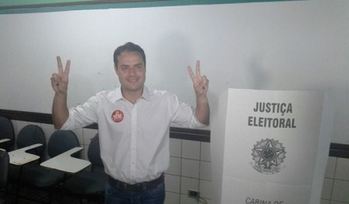 Renan Filho vota no bairro da Ponta Verde, em Maceió