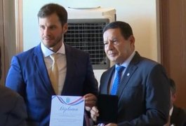 Vice-presidente Mourão é homenageado em Alagoas e destaca democracia