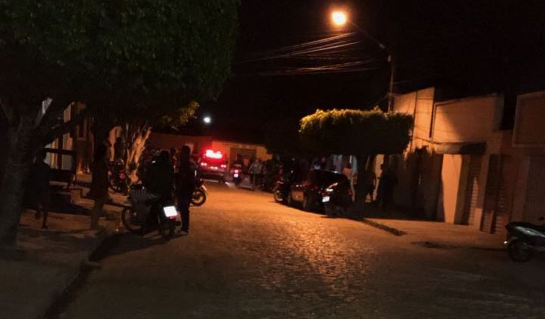 Mulher é baleada durante assalto a estabelecimento comercial no bairro Caititus, em Arapiraca