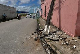 VÍDEO. Motorista de carro bate em poste de iluminação após desviar de motocicleta, no bairro Planalto, em Arapiraca