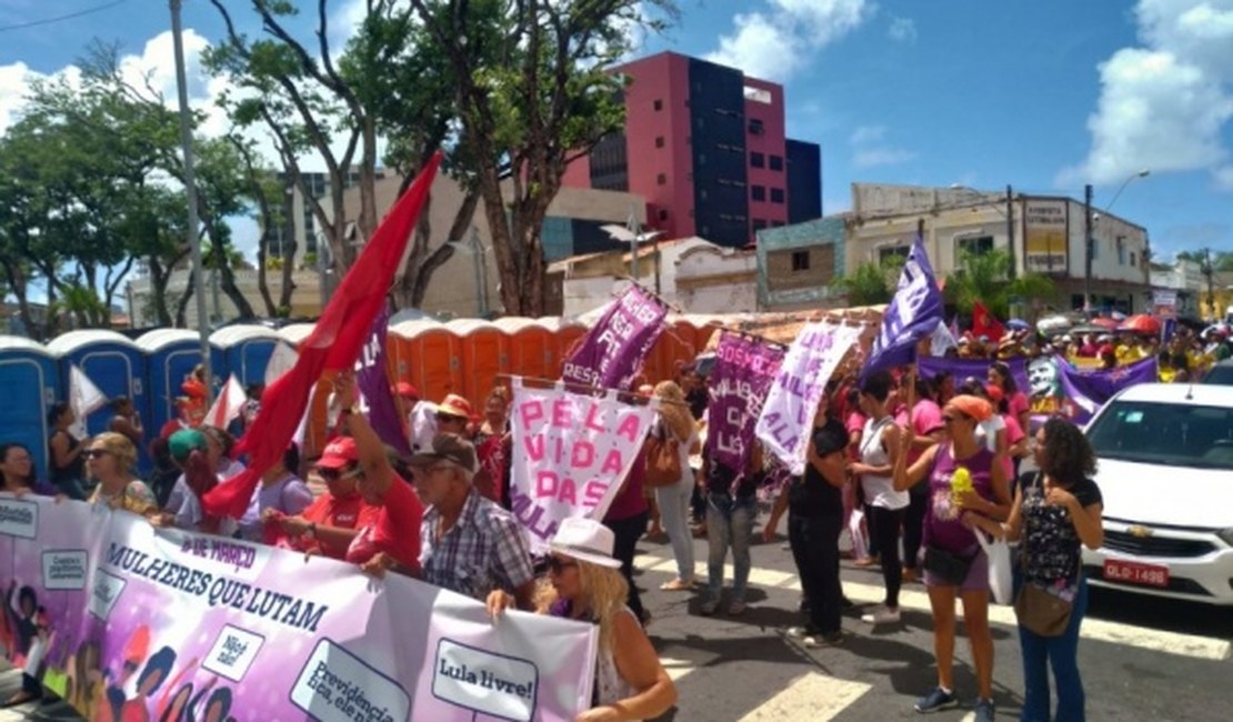 Dia da Mulher é marcado por ato e caminhada em prol de direitos sociais