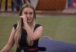 No BBB21, Carla Diaz chora ao falar de luta contra um câncer para os brothers