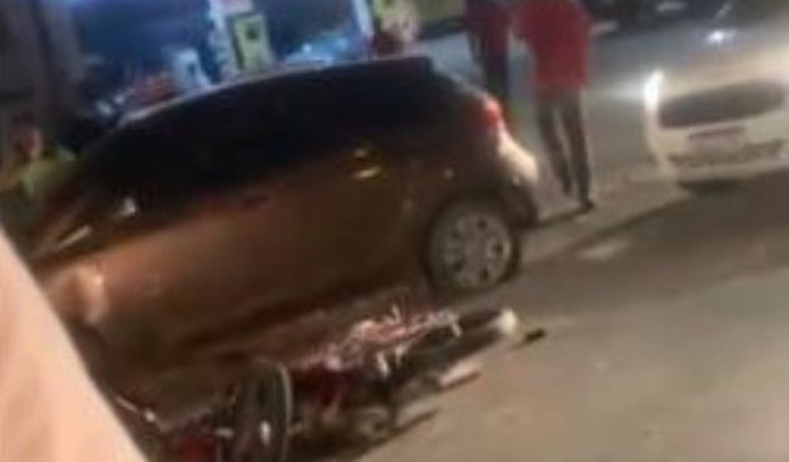 Populares levantam carro para resgatar vítima de atropelamento, em Maceió; assista
