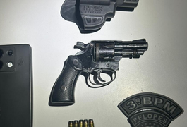 PM prende homem flagrado com arma de fogo em pátio de posto de combustíveis, em Arapiraca