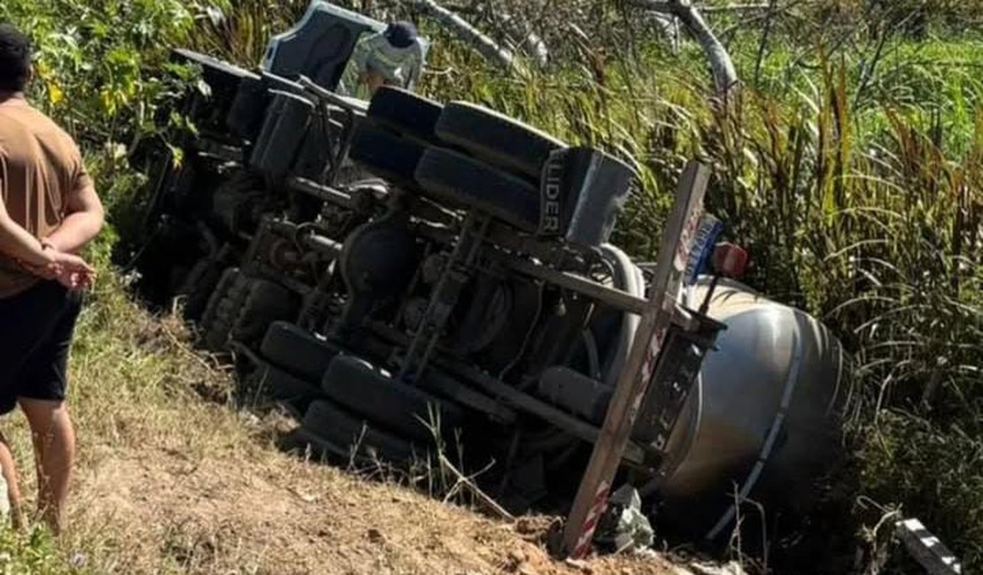 Motorista morre após caminhão-pipa capotar na zona rural de Água Branca