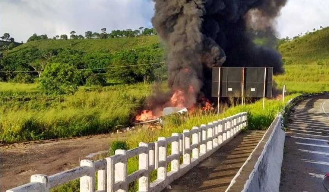 Vídeo. Carreta capota e incendeia em trecho da BR-101, no interior de AL