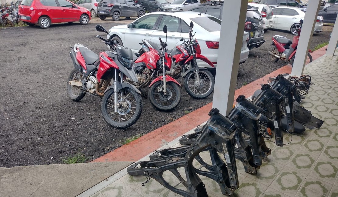 Irmãos são presos após polícia rastrear moto furtada em show e localizar desmanche