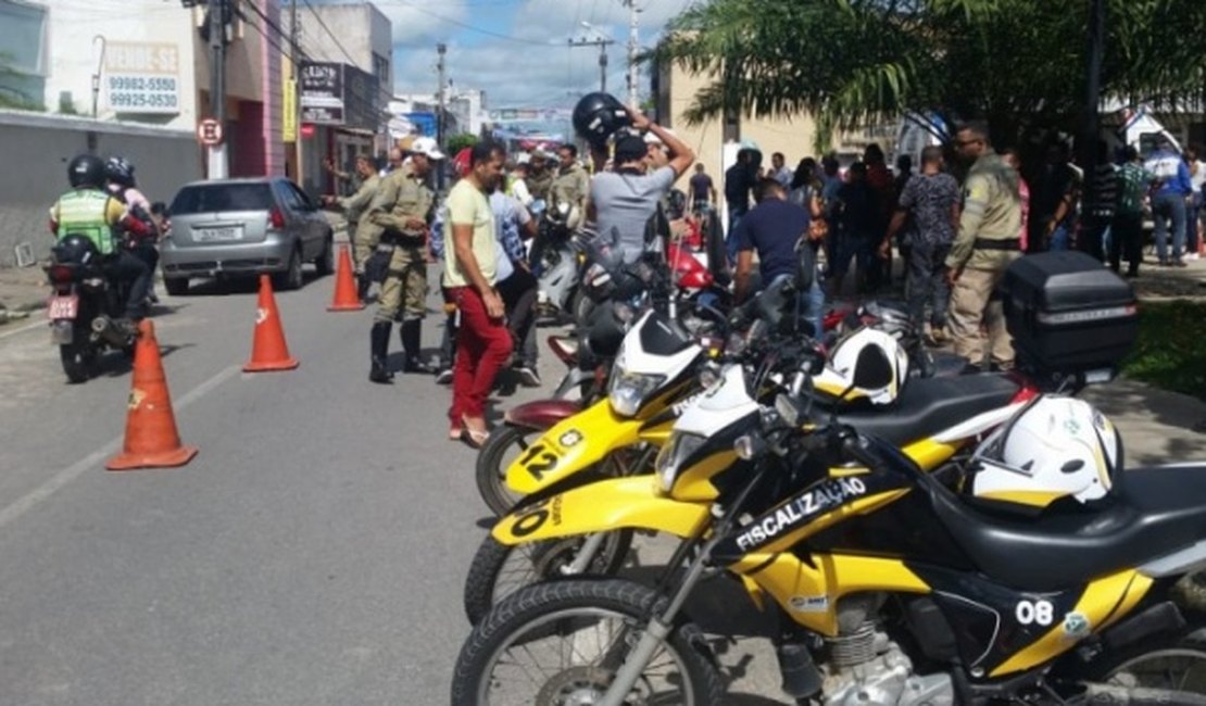 Blitz educativa flagra motociclistas infratores no Centro de Arapiraca