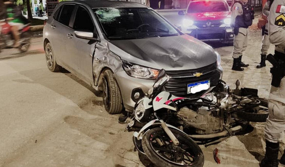 Condutor colide moto contra carro enquanto tentava fugir de PMs em Arapiraca