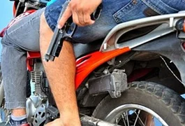 Dupla em motocicleta assalta pedestre e rouba livros e celular em Arapiraca