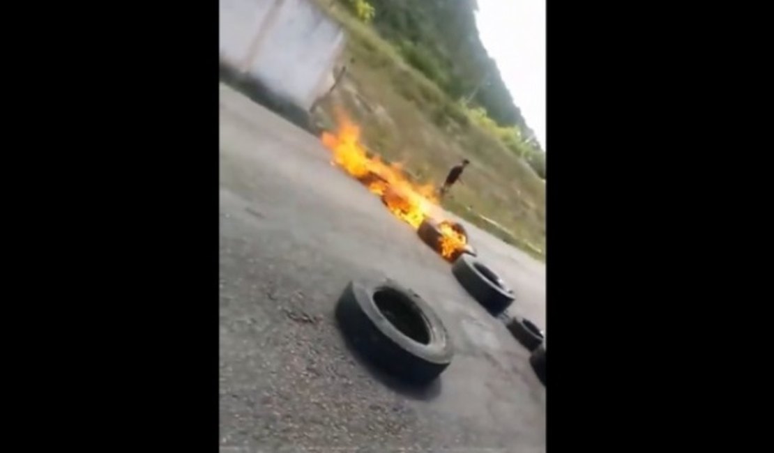 Moradores fecham AL-220 em São José da Tapera após apreensão de motocicletas