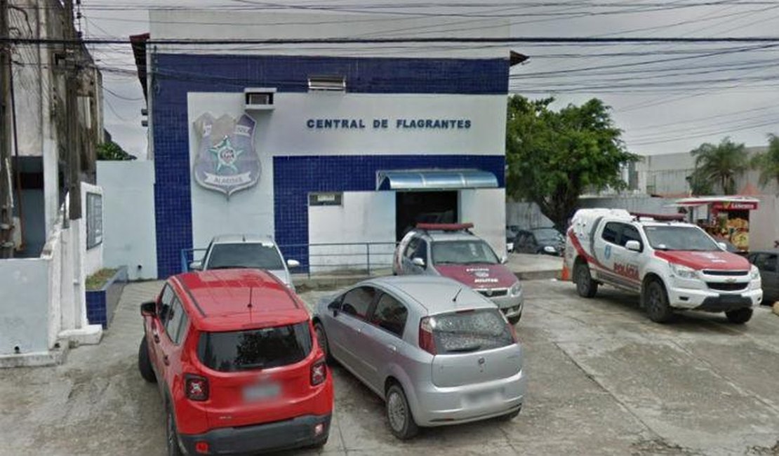 Jovens são agredidos por populares após roubo de celular