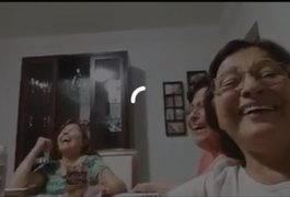 Grupo de senhoras tenta fazer selfie e vídeo ganha mais de 1 milhão de visualizações