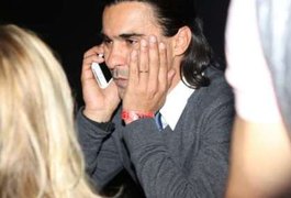 Mãe de André Gonçalves é internada às vésperas de seu casamento com Dani Winits