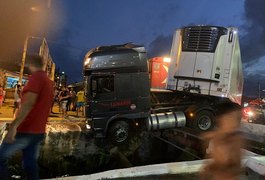 VÍDEO. Locomotiva se choca com carreta em cruzamento de bairro de Maceió