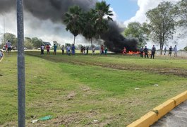 Cem demitidos de empresa que presta serviço ao Aeroporto protestam para receber direitos trabalhistas em Maceió