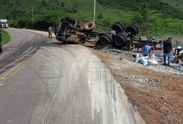 Motorista perde controle de veículo e tomba às margens da rodovia AL-487