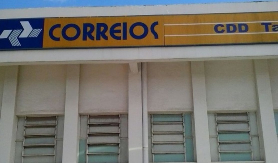 Dupla armada invade Correios, amarra funcionários e foge com armas e colete