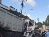 Colisão entre caminhões deixa dois feridos e atinge carros na Cambona, em Maceió