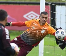 Com aval de Paulo Sousa, Flamengo mira a contratação de Santos, goleiro do Athletico-PR