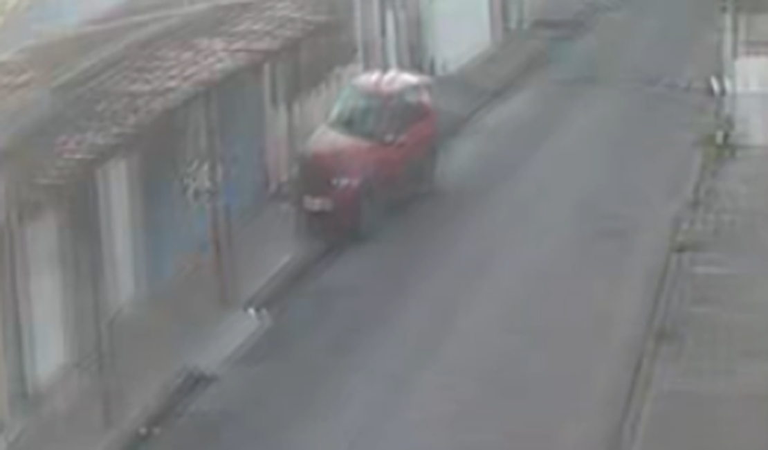 VÍDEO: Confira o momento em que carro invade calçada e derruba puxadinho de imóvel em Arapiraca