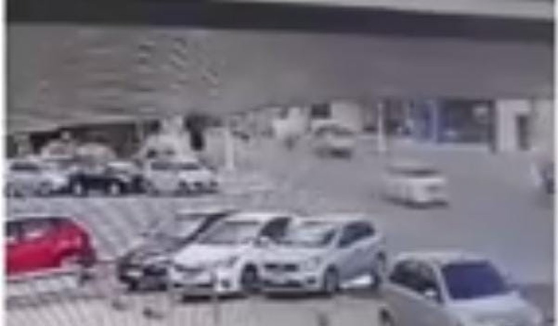 Vídeo. Bombeiro tem carro arrombado e furtado em estacionamento de Arapiraca