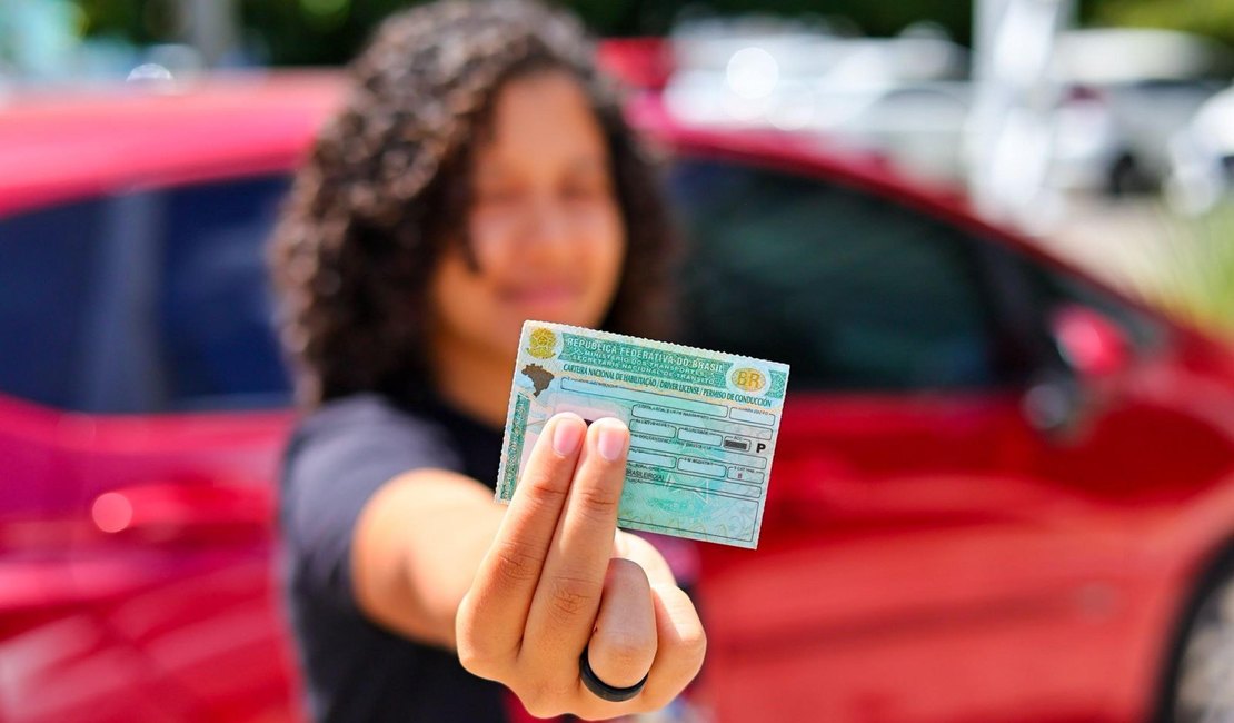 Governador entrega CNH aos primeiros aprovados no Programa CNH do Trabalhador nesta terça-feira (16)