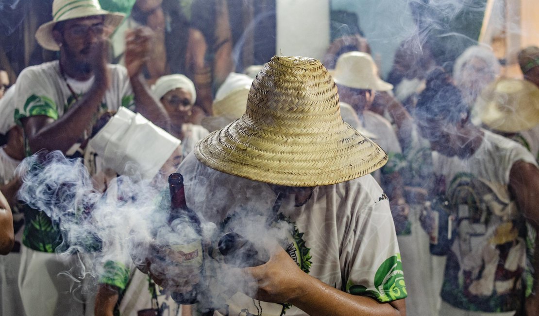 Exposição 'Encruzilhada' propõe olhar sensível sobre entidades das religiões de matriz africana