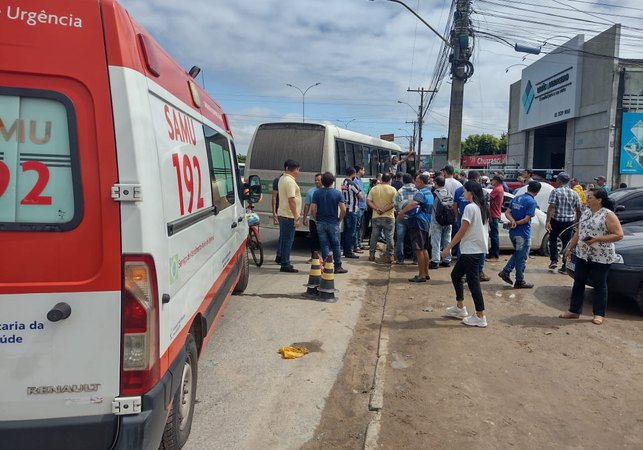 Vídeo: Sequência de colisões envolve cinco carros na porta de revenda de carros em Arapiraca