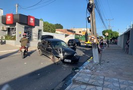 VÍDEO: Carro fica destruído após motorista tentar desviar de moto em Arapiraca