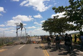 Moradores do Residencial do Agreste bloqueiam rodovia em protesto contra falta de água