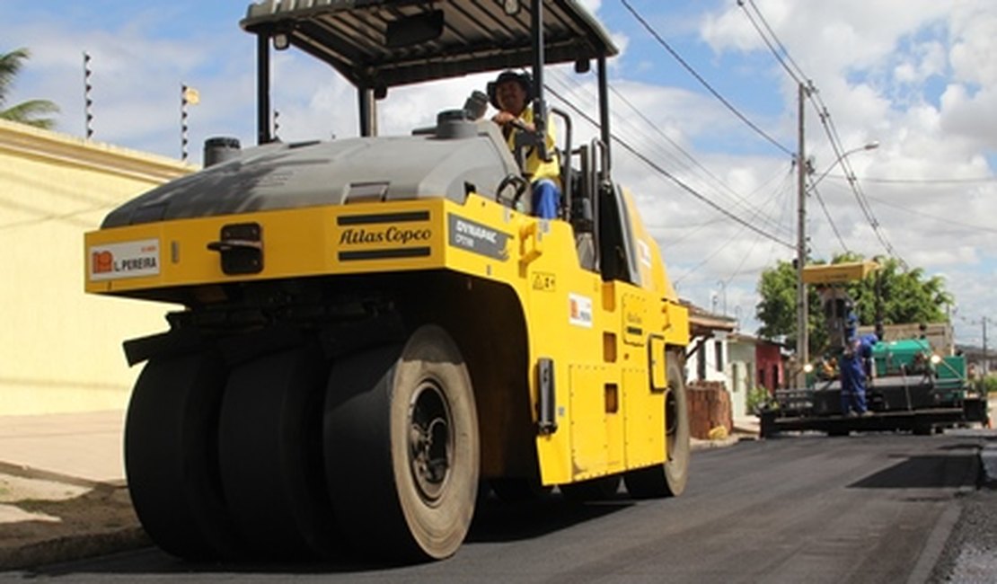 Mais duas ruas recebem 14 mil m² de asfalto no bairro Cacimbas