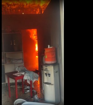 Vídeo. Casa fica destruída após incêndio na zona rural de Arapiraca