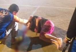 Vídeo. Casal de idosos é atropelado após carro invadir calçada, em Santana do Ipanema
