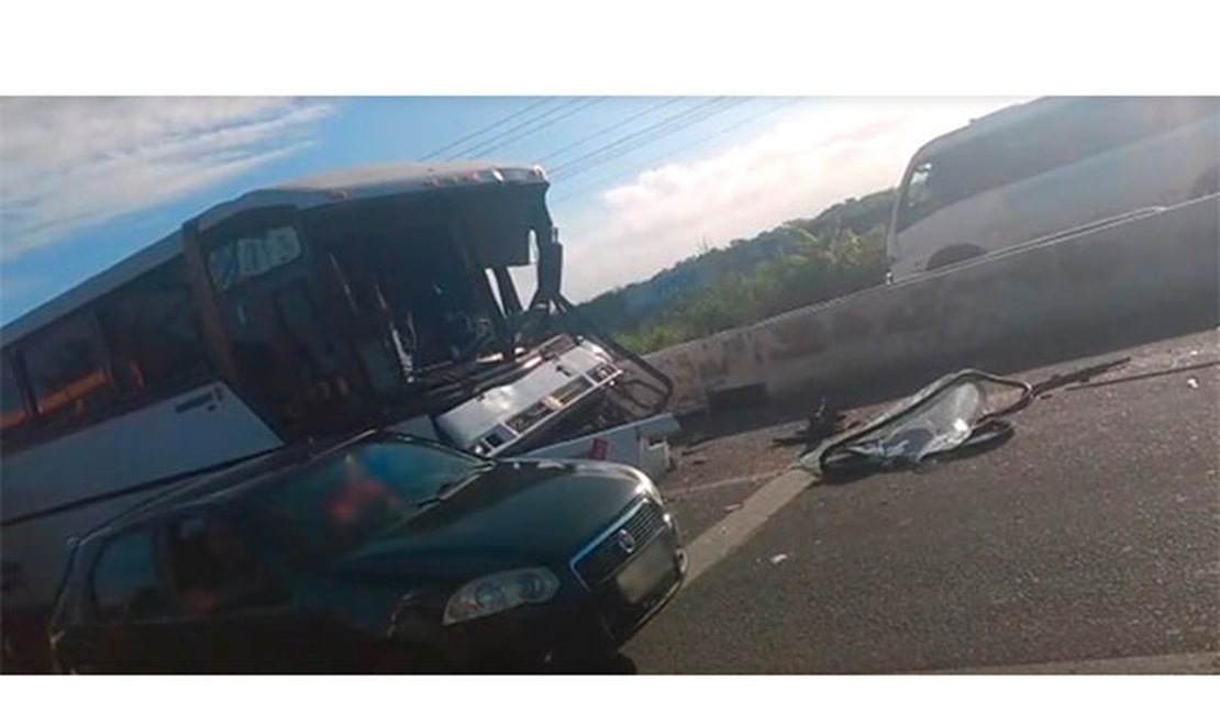 Acidente envolvendo caminhão, moto e ônibus deixa feridos em rodovia alagoana