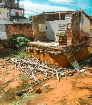 Casa escavada com colher de pedreiro por idosas segue assombrando vizinhos em Maceió
