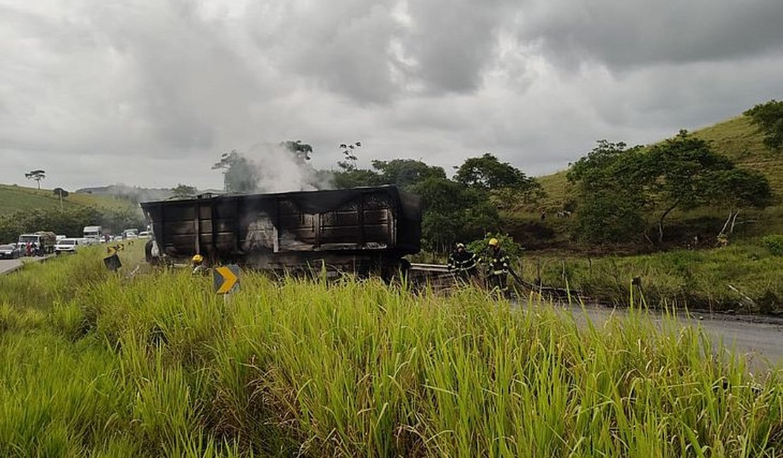 Trecho da BR-101, em Flexeiras, está interditado para retirada de carreta que tombou, informa PRF