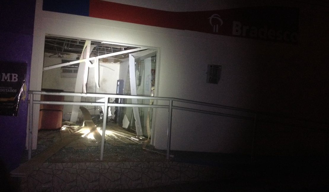 Grupo explode caixa eletrônico de agência bancária de Jaramataia, AL
